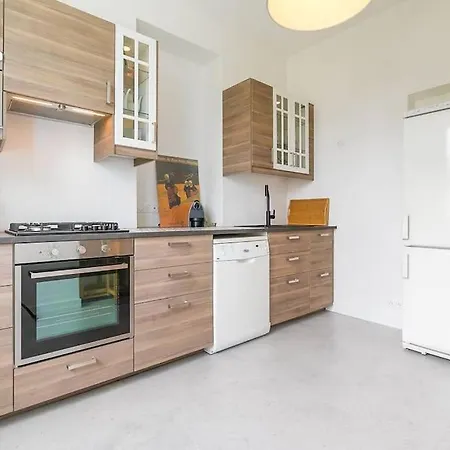 Le Montrachet Villa Dijon