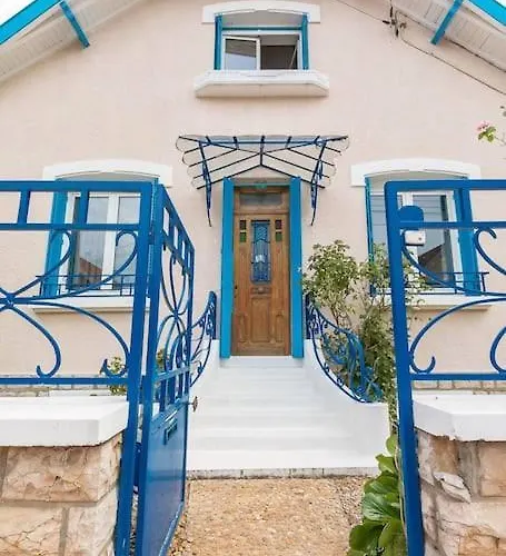 Le Montrachet Villa Dijon